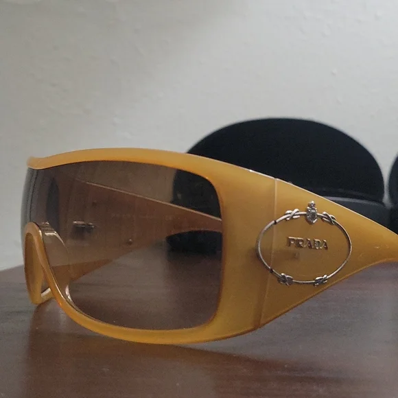 2 pair of Prada sunglasses - Picture 3 of 6